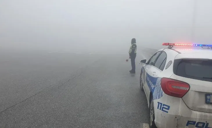Mjegulla ‘pushton’ aksin Tuneli i Kalimashit-Morinë, policia apel drejtuesve të mos ecin me shpejtësi