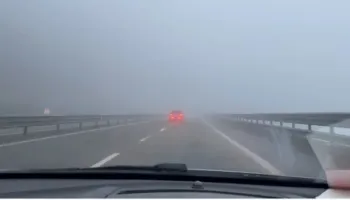 Mjegulla ‘pushton’ Rrugën e Kombit, vështirësi në qarkullimin e automjeteve