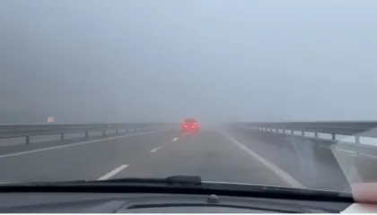 Mjegulla ‘pushton’ Rrugën e Kombit, vështirësi në qarkullimin e automjeteve