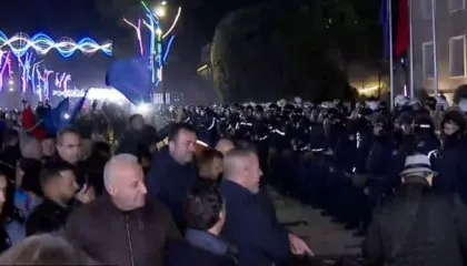 Molotov drejt policisë, dy efektivë të lënduar nga protestuesit e opozitës