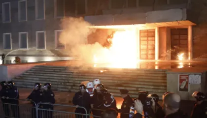 Molotov drejt policisë, dy efektivë të lënduar