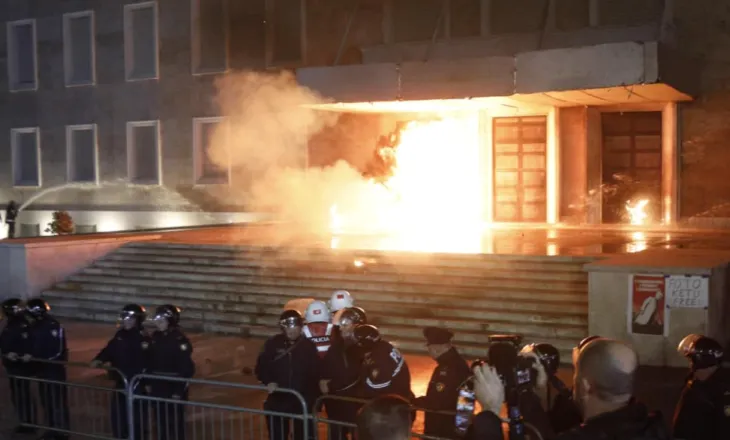 Molotov drejt policisë, dy efektivë të lënduar