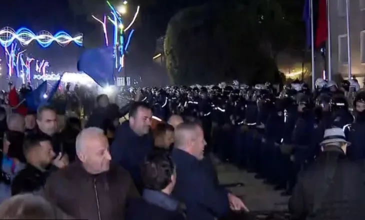 Molotov drejt policisë, një efektiv i lënduar nga protestuesit e opozitës