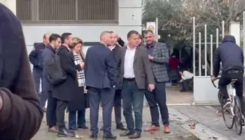 Molotovë drejt Kryeministrisë, jepen sot masat e sigurisë për protestuesit. Noka, Balliu dhe Nallbati ndjekin nga afër procesin