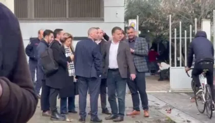 Molotovë drejt Kryeministrisë, jepen sot masat e sigurisë për protestuesit. Noka, Balliu dhe Nallbati ndjekin nga afër procesin