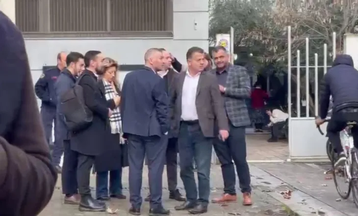 Molotovë drejt Kryeministrisë, jepen sot masat e sigurisë për protestuesit. Noka, Balliu dhe Nallbati ndjekin nga afër procesin