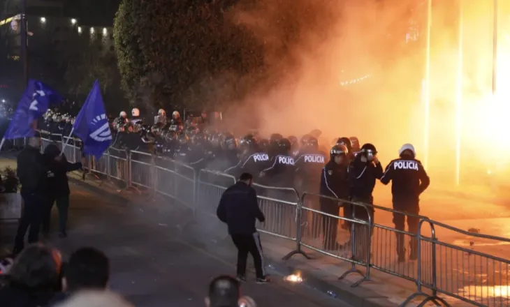 Molotovët para Kryeministrisë, shoqërohen në polici 10 protestues! Para komisariatit edhe një grup deputetësh të PD