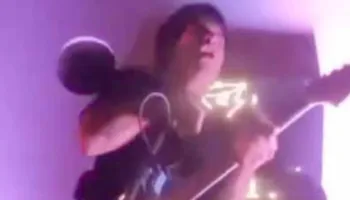 Momente tmerri në një bar në Peru, këngëtari goditet nga rryma elektrike gjatë një performance