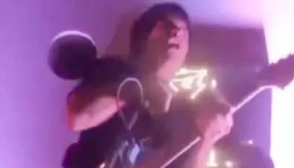 Momente tmerri në një bar në Peru, këngëtari goditet nga rryma elektrike gjatë një performance