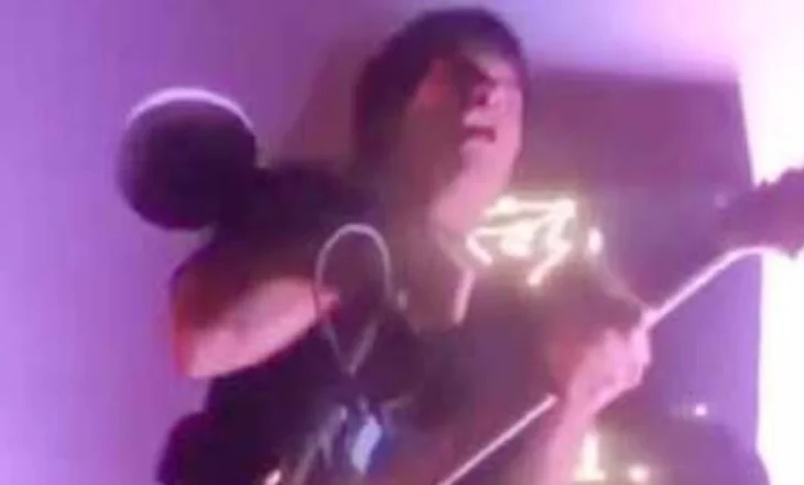 Momente tmerri në një bar në Peru, këngëtari goditet nga rryma elektrike gjatë një performance