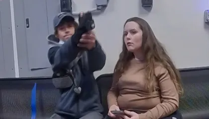 Momente tmerri në Ohajo, i dyshuar për grabitje tenton të qëllojë dy herë një oficer policie, arma bllokohet (VIDEO)