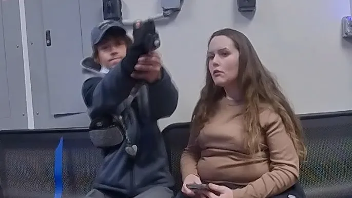 Momente tmerri në Ohajo, i dyshuar për grabitje tenton të qëllojë dy herë një oficer policie, arma bllokohet (VIDEO)