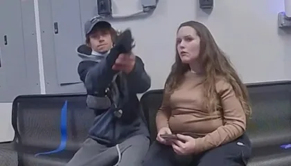 Momente tronditëse në Ohajo/ I dyshuari për grabitje tenton të qëllojë dy herë një oficer policie, arma bllokohet