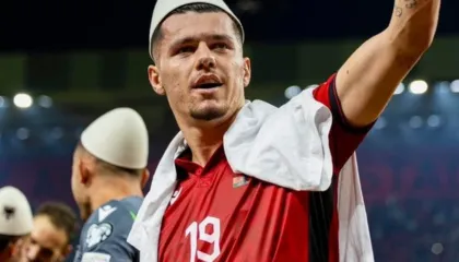 Momentet e para si baba, bëhet virale video e ëmbël e Mirlind Dakut me vajzën e sapolindur