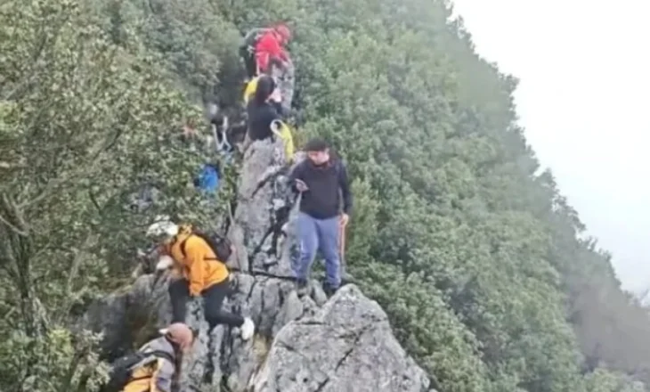 Momenti kur një turist në Kinë bie nga një shkëmb 40 metra i lartë teksa përpiqej të bënte një selfie
