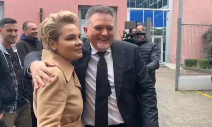 Monika Kryemadhi dhe Julian Deda përballen në  derën e SPAK: Batuta mes tyre