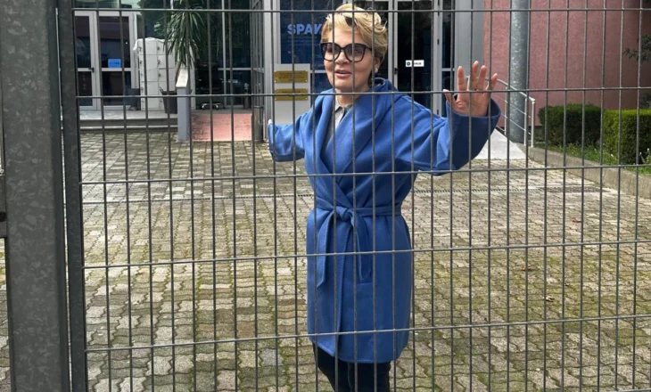 Monika Kryemadhi paraqitet në SPAK, uron gazetarët: Po s’u pamë deri vitin tjetër…