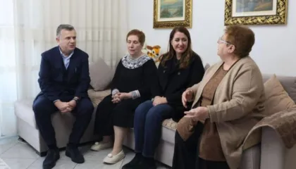 Morën bonusin e fundvitit/ Balla dhe Manastirliu vizitë në një familje në Tiranë: Mbështetje për 700 mijë pensionistë