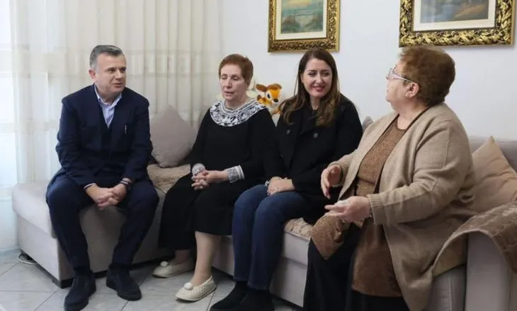 Morën bonusin e fundvitit/ Balla dhe Manastirliu vizitë në një familje në Tiranë: Mbështetje për 700 mijë pensionistë