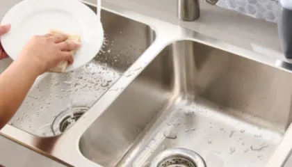 Mos e bëni këtë gabim në kuzhinë! Ja shtatë gjërat që nuk duhet t’i mbani kurrë në hapësirën poshtë lavamanit