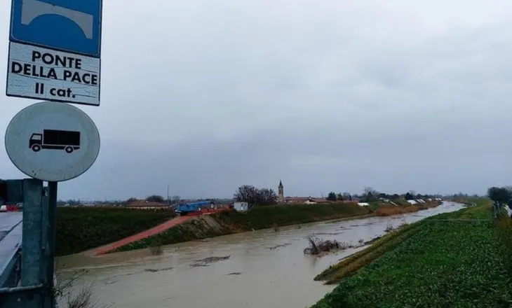 Mot i keq përfshin Italinë/ Alarm i kuq në disa rajone, rrëshqitje dheu dhe evakuime