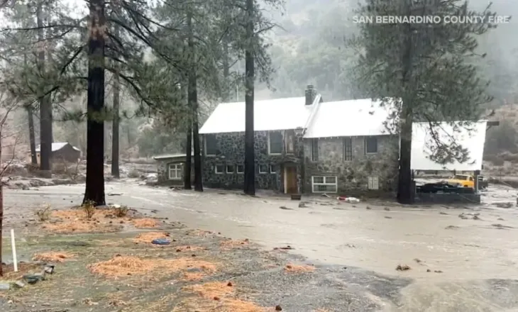 Mot i tërbuar në Kaliforni: Stuhitë dhe përmbytjet shkaktojnë tre viktima