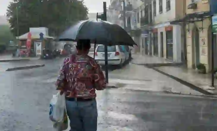 Moti i keq godet edhe Greqinë, meteorologët japin alarmin për 72 orë me stuhi dhe përmbytje në të gjithë vendin