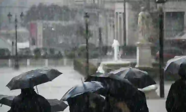 Moti i keq godet Greqinë, stuhia ‘BYRON’ shkakton reshje ekstreme shiu