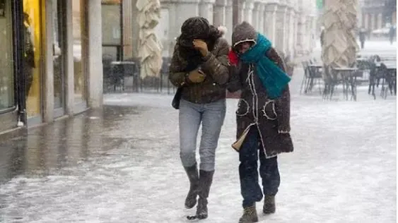 Moti i keq godet Italinë, stuhi shiu dhe dëbore nga veriu në jug! Anulohen dhjetëra fluturime