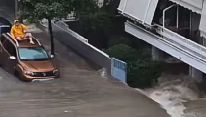 Moti i keq në Greqi, përmbyten rrugët! Uji merr gjithçka përpara