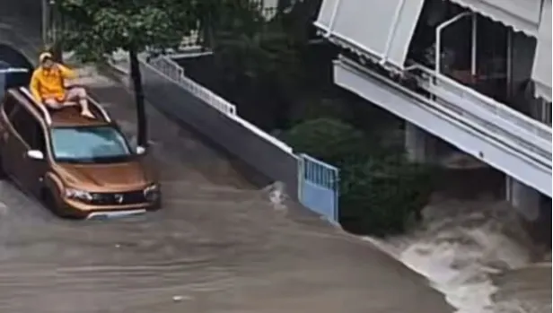 Moti i keq në Greqi, përmbyten rrugët! Uji merr gjithçka përpara