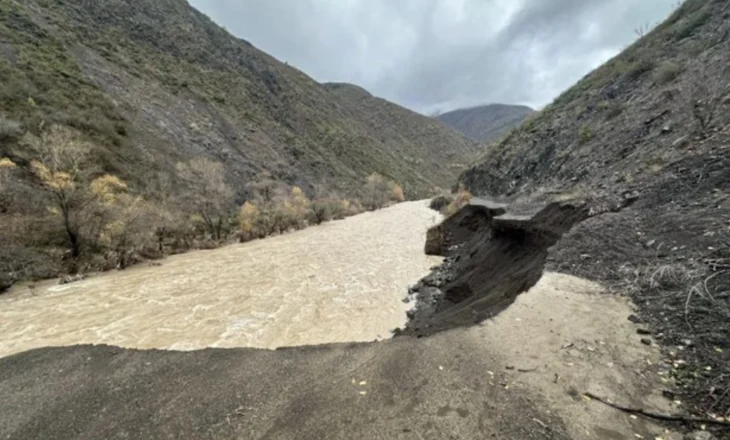 Moti i keq/ Si pasojë e reshjeve të dendura shembet segmenti rrugor, banorët të shqetësuar