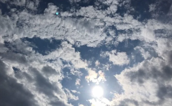 Moti për sot me kthjellime dhe alternime vranësirash, ulen temperaturat