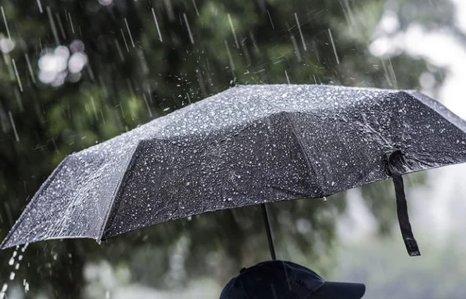 Moti për sot me vranësira të dendura dhe reshje shiu, në Alpe do ketë prezencë bore