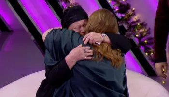 Mungesa e dokumenteve e mbajti larg familjes/ Përqafimi që shëron pritjen e gjatë, nënë e bijë takohen pas 7 vitesh