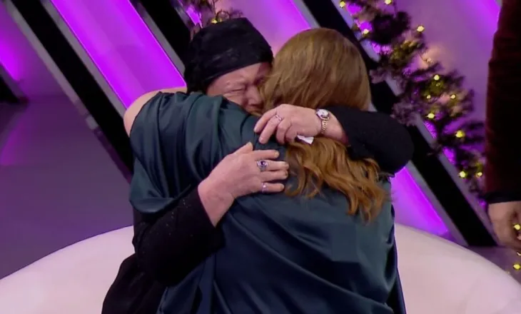 Mungesa e dokumenteve e mbajti larg familjes/ Përqafimi që shëron pritjen e gjatë, nënë e bijë takohen pas 7 vitesh