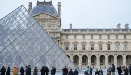 Muzeu i Luvrit rihapet plotësisht pas pezullimit të grevës