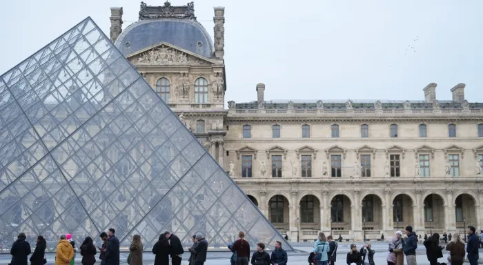 Muzeu i Luvrit rihapet plotësisht pas pezullimit të grevës