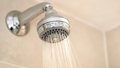 Myku në banjë? Ja rutina që funksionon gjithmonë