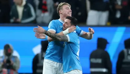 Napoli “thyen” Milan, Neres-Hojlund dërgojnë Conte në finale, Allegri shpërthen ndaj Oriali-t, blutë akuzojnë