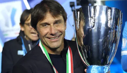 Napoli triumfon, Conte rrit statusin e trofeve brenda “kufinjve”