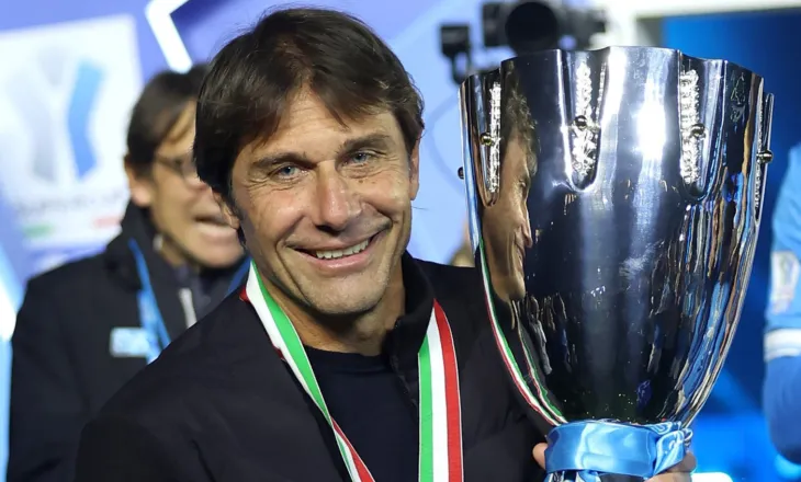 Napoli triumfon, Conte rrit statusin e trofeve brenda “kufinjve”