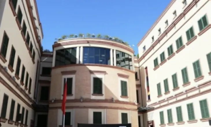 Ndalohet drejtoresha e ministrisë së Brendshme/ Dogji krevatin e ish-bashkëjetuesit pasi…