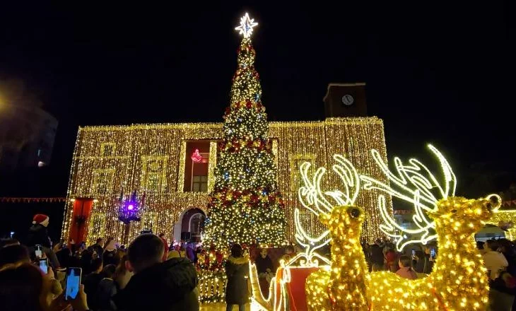 Ndizen dritat e festave në Durrës, qindra qytetarë dhe fëmijë i bashkohen ceremonisë së përvitshme