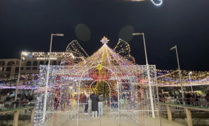 Ndizen dritat e pemës së Vitit të Ri në Belsh, koncert festiv nga fëmijët në pedonalen e qytetit