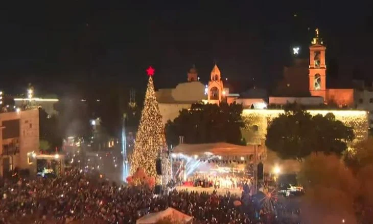 Ndizet për herë të parë që nga fillimi i luftës në Gaza pema e Krishtlindjeve në Betlehem