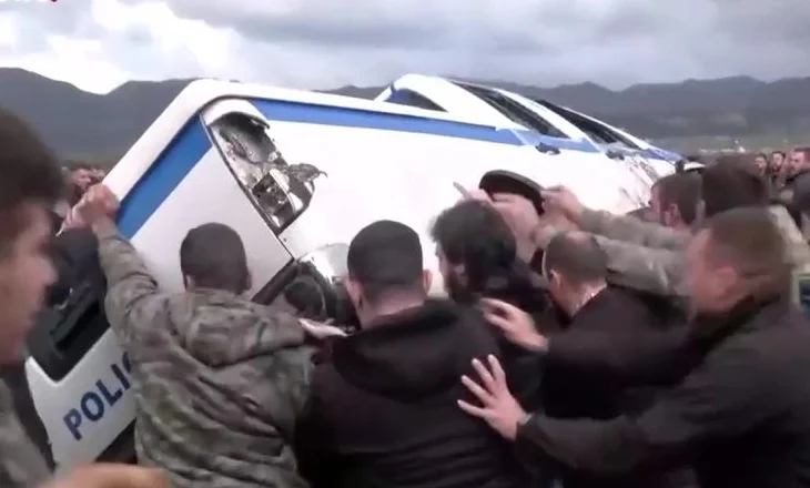 “Ndizet” protesta e fermerëve në Greqi, policia përdor spraj lotsjellës dhe granata zhurmuese, turma përmbys makinat dhe…