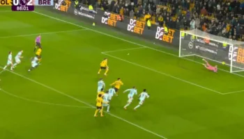 Ndodh në PL. Sulmuesi i njohur “frikësohet” nga portieri mjeshtër për penalltitë dhe nuk shënon dot (video)