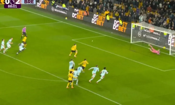 Ndodh në PL. Sulmuesi i njohur “frikësohet” nga portieri mjeshtër për penalltitë dhe nuk shënon dot (video)