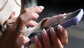 Në 2026 hiqen tarifat roaming/ Shqiptarët të përdorin telefonin në BE pa kosto shtesë